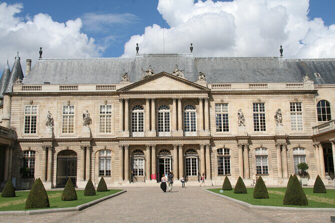 Paris Private Walking Tour with a Local Guide - Frequently Asked Questions