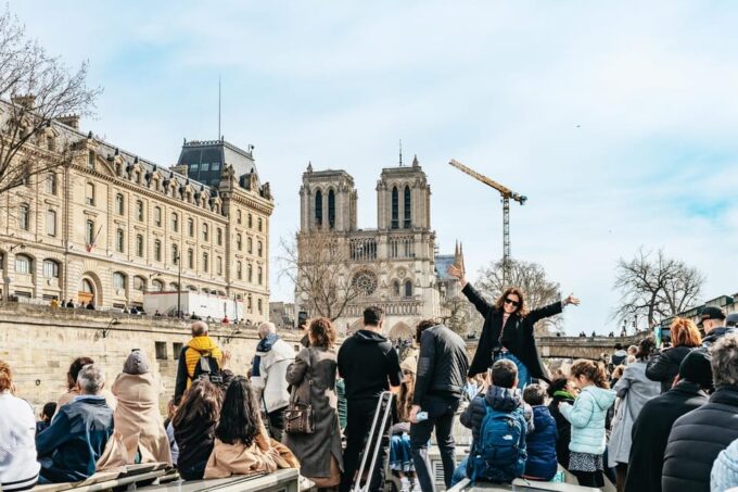 Paris: Seine Cruise and Macaron Tasting by the Eiffel Tower - Capacity and Crowd Expectations