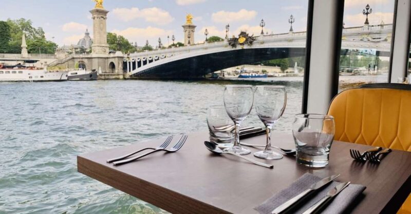 Paris : Seine River Bistronomic Dinner Cruise - Dining Experience