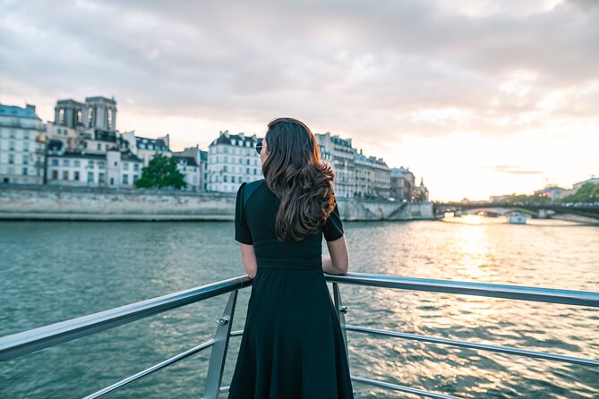Paris Sightseeing Cruise With Champagne by Bateaux Mouches - Inclusions and Amenities