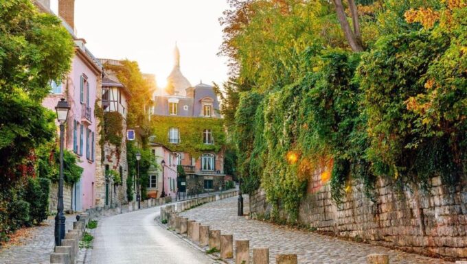 Paris: Small Group Montmartre Tour & Sacre Coeur - Soaking in the Artistic Atmosphere