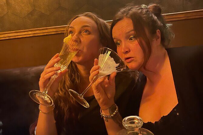 Paris Solo meetup:A cultural stroll,drinks and socializing - A Closer Look at the Experience