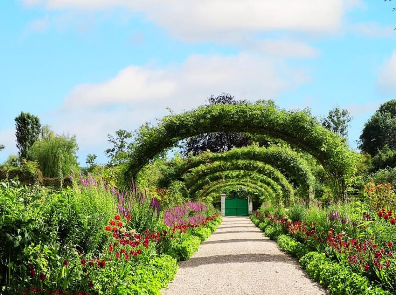 Paris: Versailles and Giverny PRIVATE Round Trip With Pickup - Experience the Grandeur of Versailles
