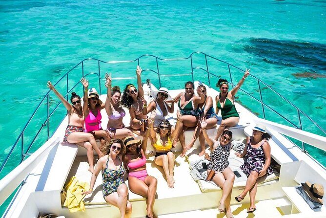 Party boat in Catamaran with Open Bar adults only - Service and Punctuality: A Balancing Act