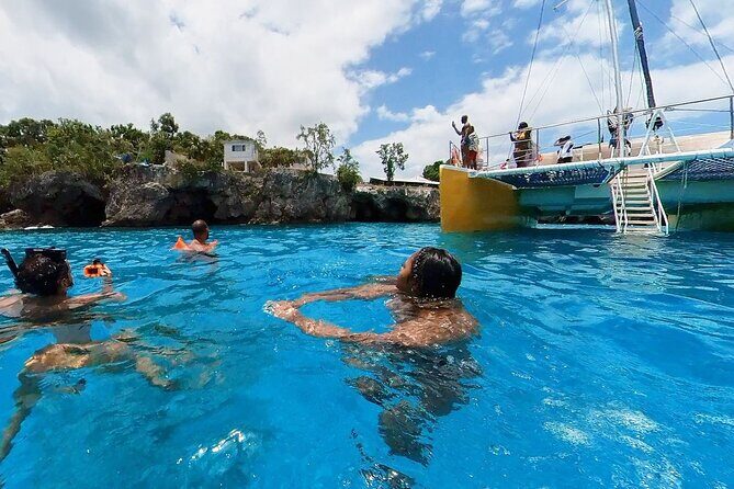 Party Catamaran Sunset Ricks Cafe Negril Open Bar and DJ - Key Points