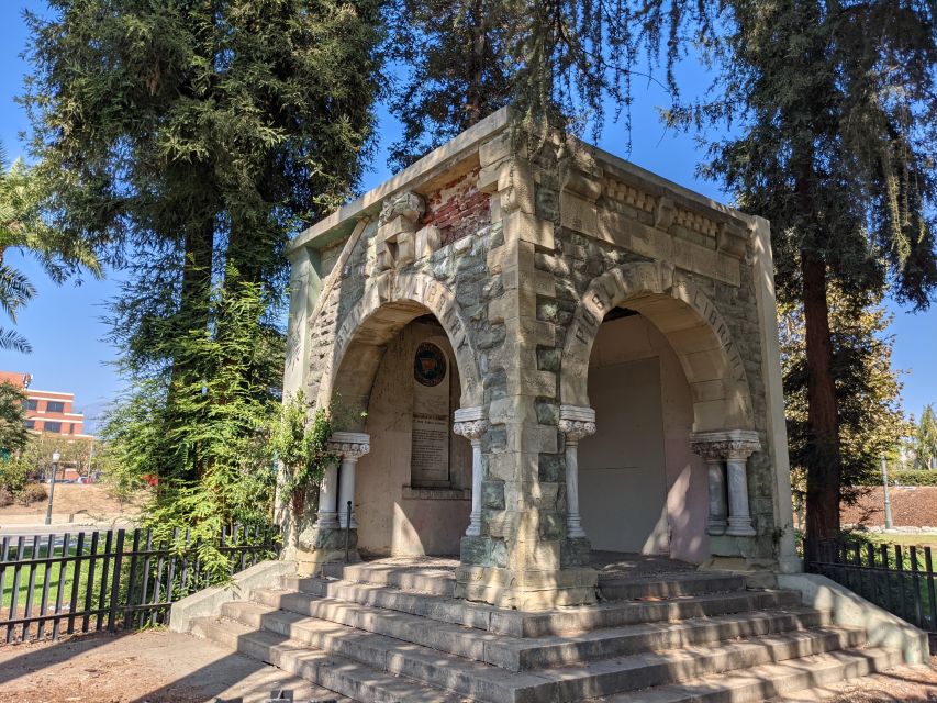 Pasadena: Old Pasadena Scavenger Hunt Walking Tour - Compete on the Leaderboard