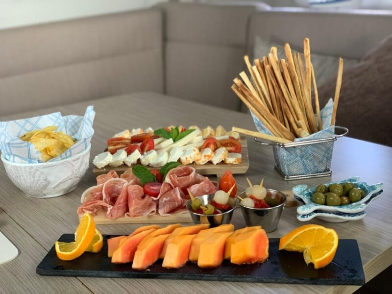 Pasito Blanco : Private Sailing Tour With Food & Drinks - Key Points