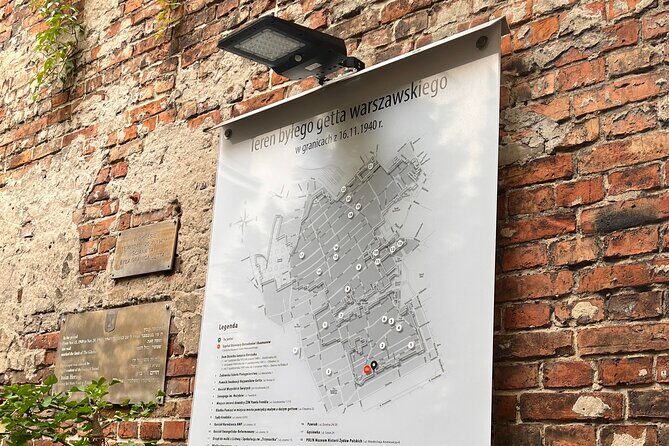 Past Meets Present in Warsaw's Jewish Ghetto - Key Points  