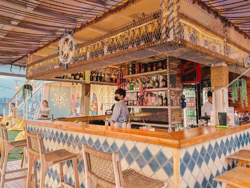 Pattaya City: Tappia Floating Cafe Pattaya Transfer & Drink - Sashimi or Grilled Squid
