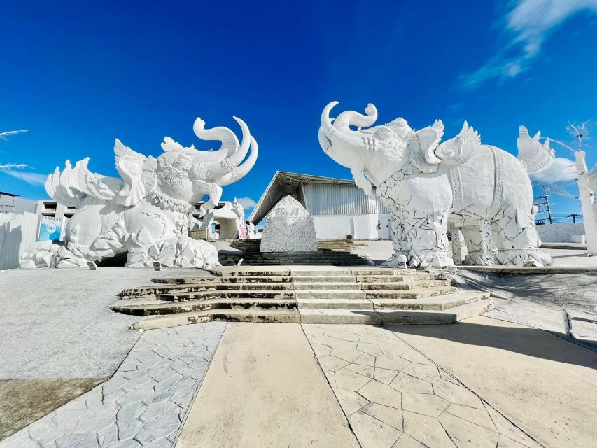 Pattaya: Frost Magical Ice of Siam - Tourist Entry Ticket - Keeping Warm With Provided Overcoat