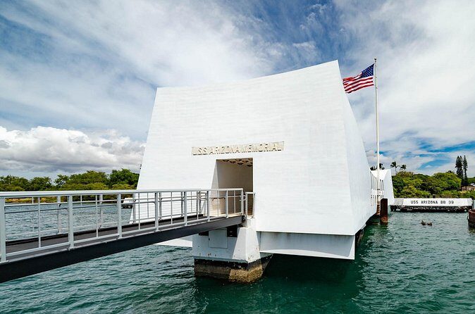 Pearl Harbor USS Arizona Memorial and Battleship Missouri - The Experience of Transportation and Group Size