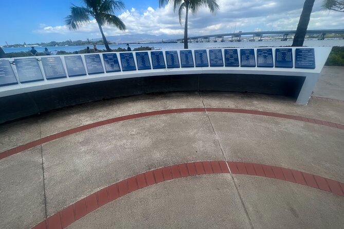 Pearl Harbor With USS Arizona, City Tour + Local Restaurant Lunch - Dining at a Local Restaurant