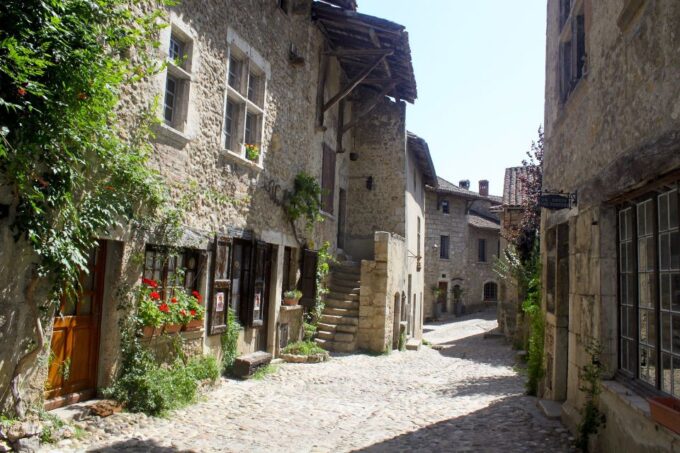 Pérouges: Private Guided Tour of the Medieval Village - Taking in Medieval Architecture