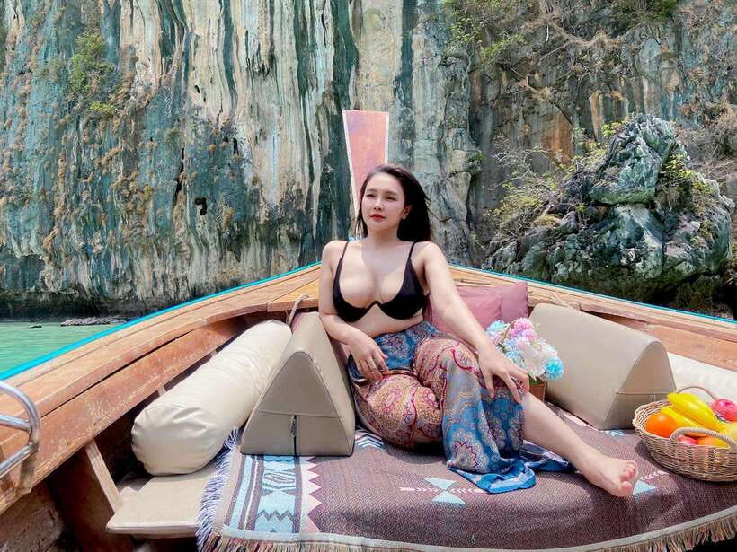 Phi Phi: Luxury Private Longtail Boat to Maya Bay With Lunch - Exploring Maya Bay