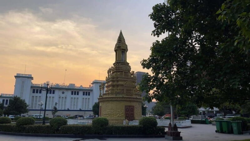 Phnom Phnom: Local Market & Culture Walking of City Tour - The Sunset Cruise on the Mekong River