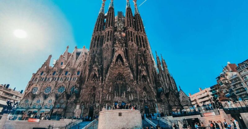 Photo Tour: Barcelona Famous Landmarks - Meeting Information