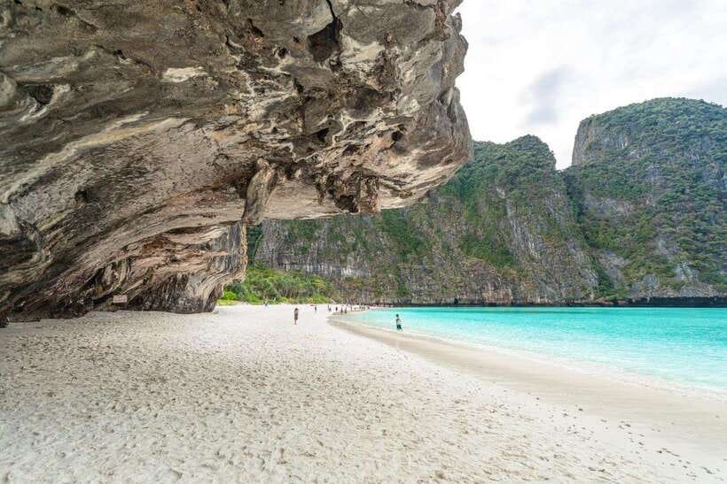 Phuket: Luxury Day Trip to Phi Phi Islands - Dining and Relaxation at Phi Phi Don