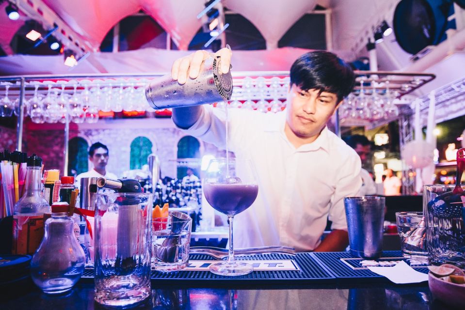 Phuket: Pub Crawl Tour - First Bar: Heroes Bar