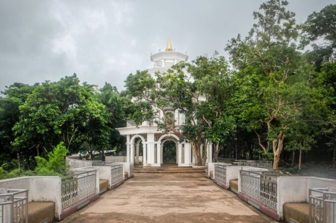 Phuket: Wat Chalong, Viewpoint, and Old Town Guided Tour - Experiencing Buddhist Blessings