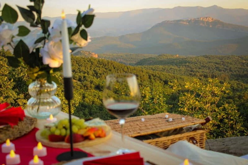 Picnic with a View: Belogradchik's Breathtaking Romance - Key Points
