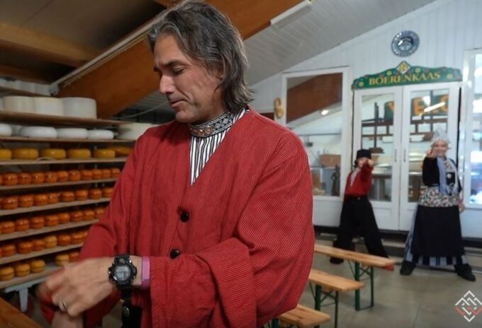 Picture in Volendam Costume With Cheese and Clog Tour - Booking Process