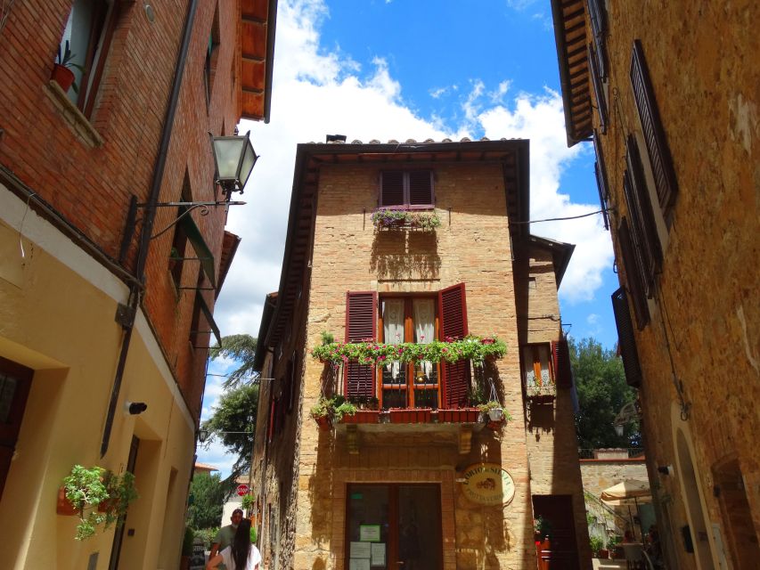 Pienza: Private Walking Tour in the Heart of Tuscany - Palazzo Piccolomini and Its Gardens