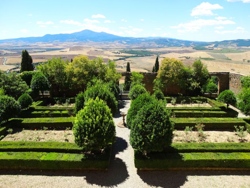 Pienza: Private Walking Tour With Tuscan Tasting Experience - Admire Historic Buildings and Tuscan Products