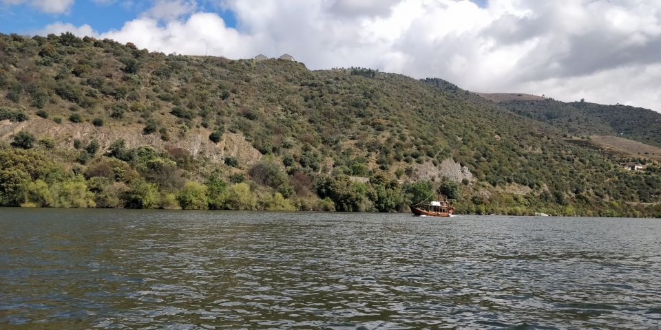 Pinhão: Private Rabelo Boat Tour Along the River Douro - Itinerary