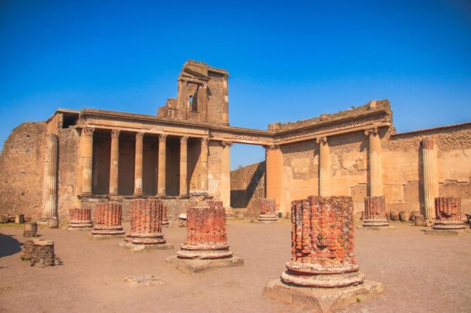 Pompei Guided Tour in Shared Formula - Captivating Stories and Local Traditions