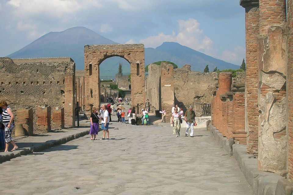 Pompei: Pompeii Private Tour With Skip-The-Line Entry - Archaeological Guide