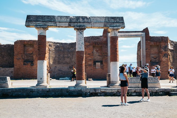 Pompeii 3 Hours Walking Tour Led by an Archaeologist - Exploring Ancient Structures