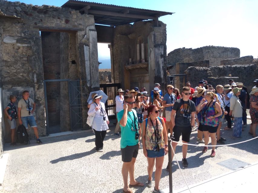 Pompeii: 3D Walking Tour With Entry Ticket - Exploring Pompeiis Ruins
