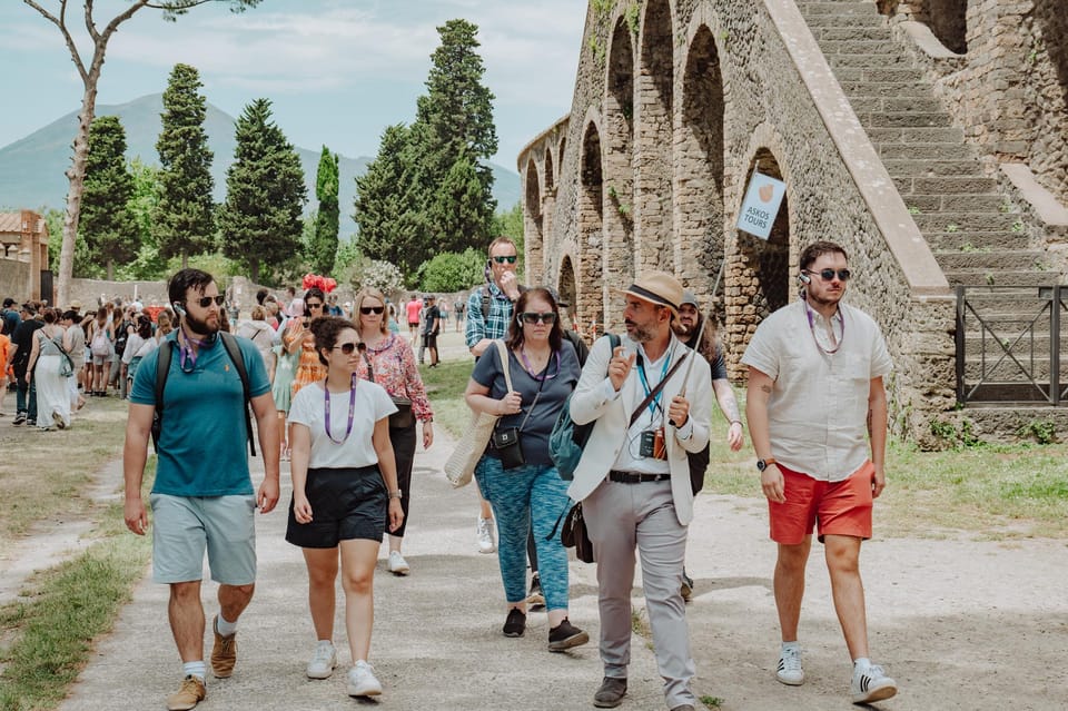 Pompeii and Amphitheatre Group Tour With an Archaeologist - Itinerary Highlights