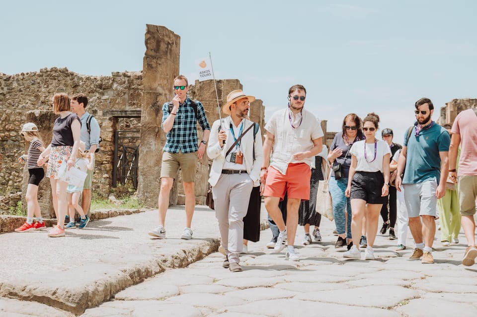 Pompeii and Amphitheatre Group Tour With an Archaeologist - Tour Features