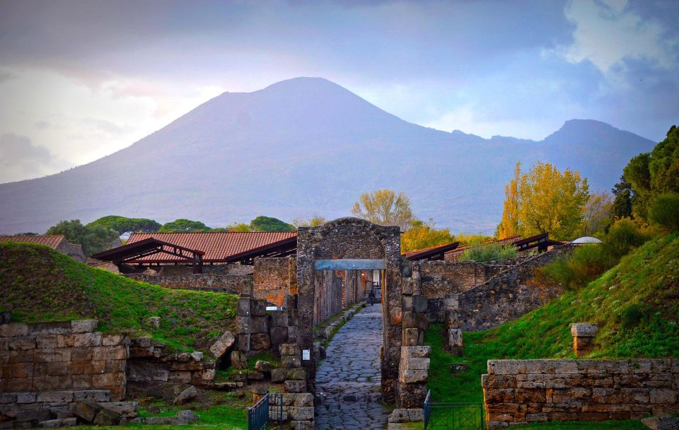 Pompeii and Herculaneum: Travel to the Ancient Ruins - Key Points