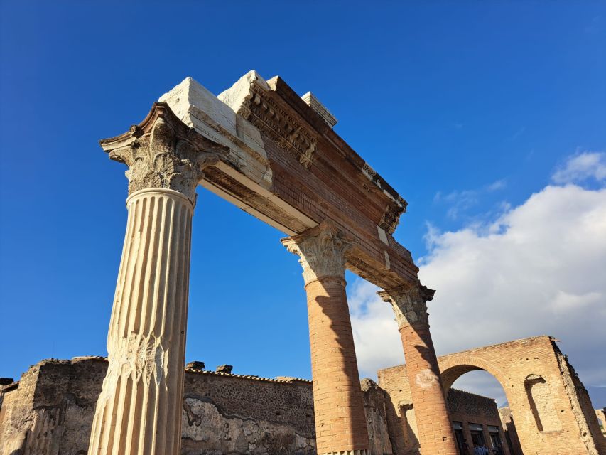 Pompeii: Cooking Class and Guided Tour With an Archaeologist - Key Points