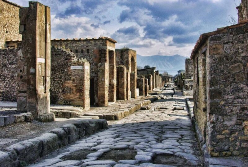 Pompeii: Day Tour of Pompeii and Vesuvius with Bus Transfer - Inside Pompeii: A Walk Through Time