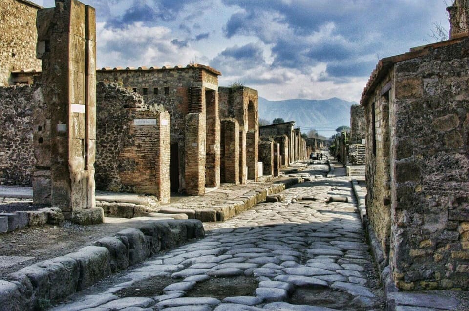 Pompeii: Entry Ticket & Guided Tour With an Expert Historian - Meeting and Access Information