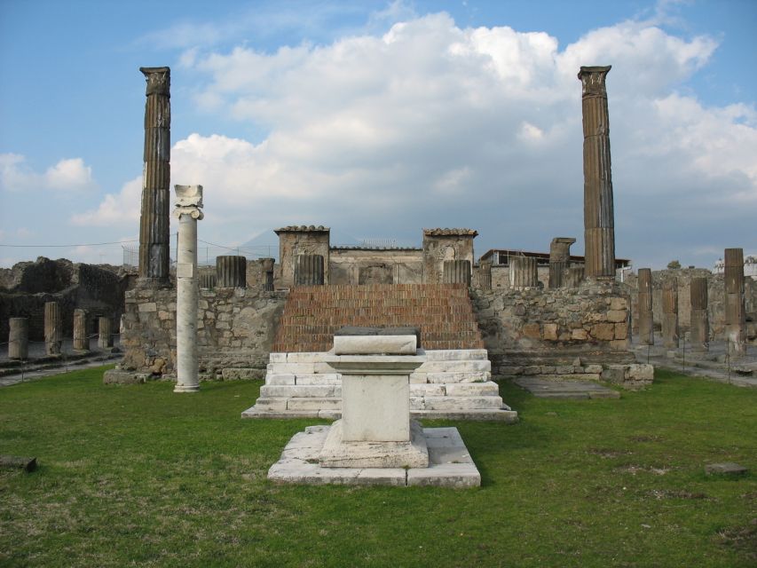 Pompeii: Group Tour With an Archeologist Guide - Key Points