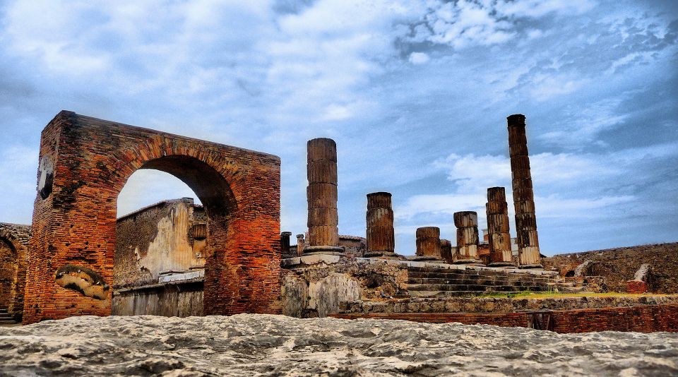 Pompeii: Group Tour With an Archeologist Guide - Key Sites to Explore
