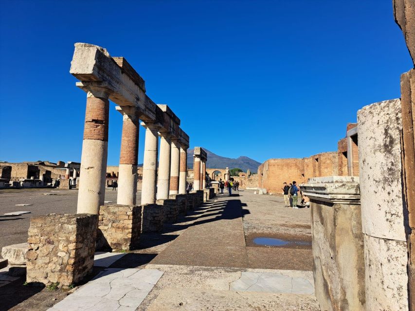 Pompeii: Guided Tour and Pizza in Town - Private Group Experience