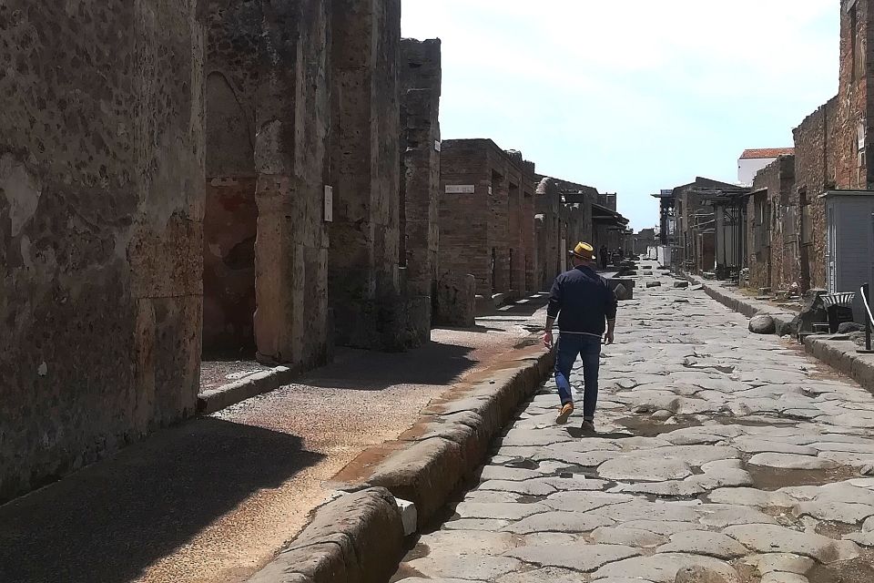 Pompeii: Guided Tour With Archaeologist With Max. 12 People - Tour Overview