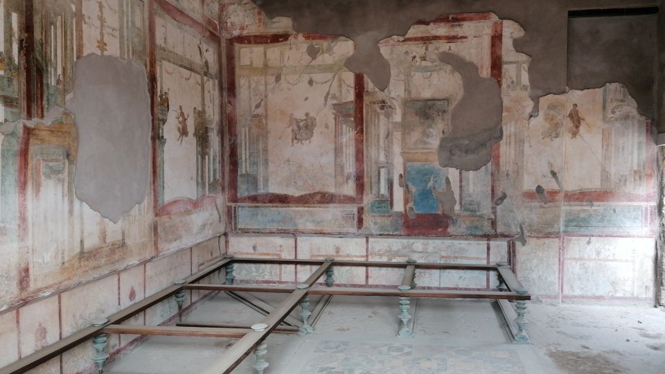 Pompeii: Guided Tour With Archaeologist With Max. 12 People - Mobility Considerations