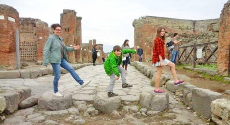 Pompeii: Happy Tour for Children - Pompeii: Happy Tour for Children — A Practical Guide for Families