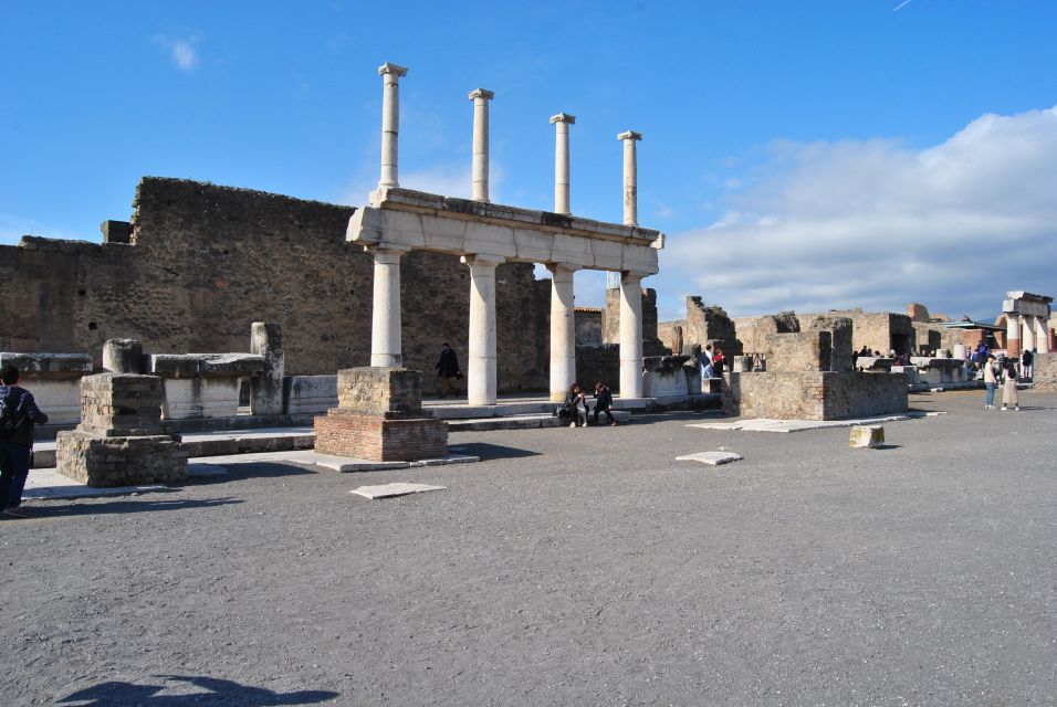 POMPEII SMALL GROUP MAXIMUM 8 PEOPLE - Ask Away