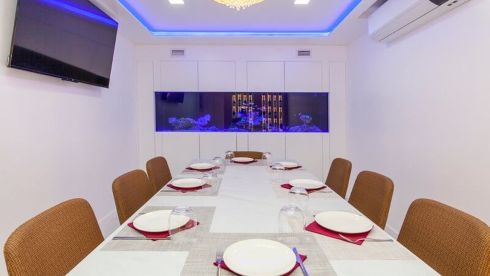 Portimão: Arabian Night Dance Show With Tapas and Wine - Dining Experience