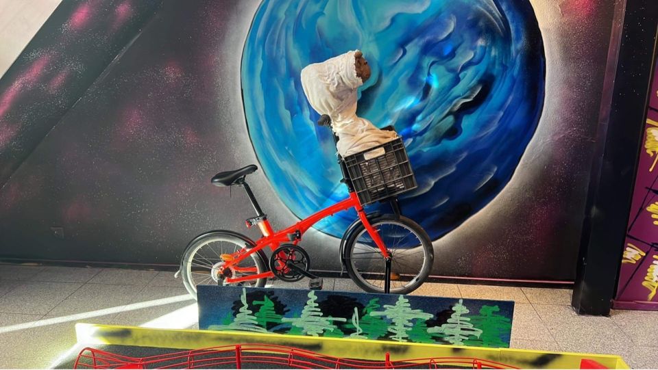 Porto: 18-Hole Indoor Mini Golf Ticket With UV Light Courses - Unique Mini Golf Features