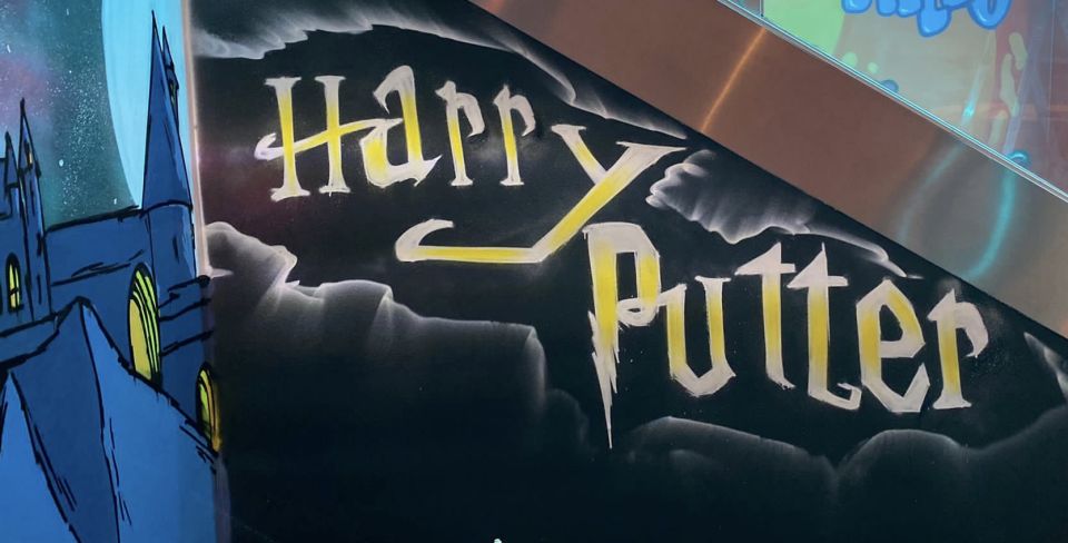 Porto: 18-Hole Indoor Mini Golf Ticket With UV Light Courses - Course Duration and Inclusions