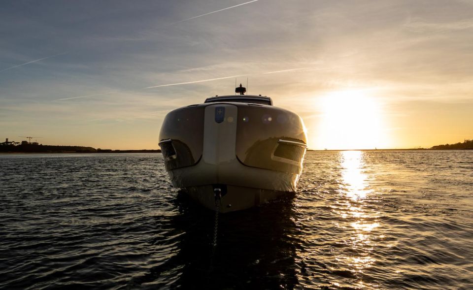 Porto: 2h SUNSET Private Luxury Yacht in the Douro - Exclusivity of Luxury Private Yacht