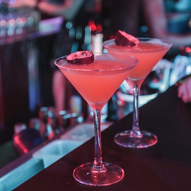 Porto: Bachelor Party offer of a Glass of Champagne or Drink - Analyzing the Value